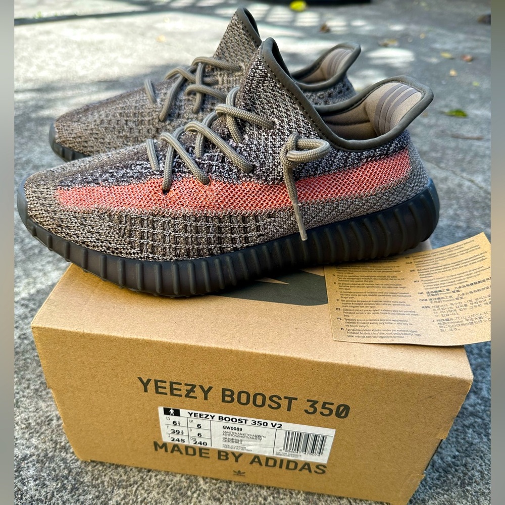 adidas Yeezy Boost 350 V2
Ash Stone